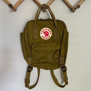 Fjällräven Kånken Mini Backpack in Foliage Green